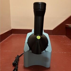 Black and Blue Frozen Dessert Maker